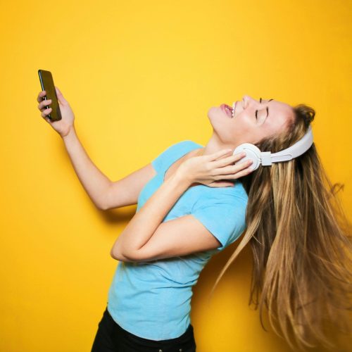 A música e as emoções: Como o que ouvimos nos afeta