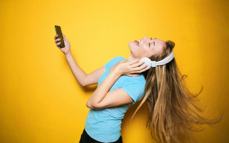 A música e as emoções: Como o que ouvimos nos afeta